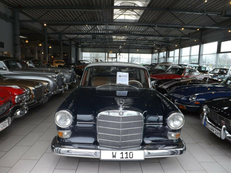 Dieses Foto zeigt den Mercedes-Benz 200 D/8 W110, einen Oldtimer aus dem Jahr 1966, der aktuell bei My Next Classic zum Verkauf angeboten wird. Dieser Mercedes ist in einem wunderschönen und originalen Zustand und erst weniger als 1.000 Kilometer gelaufen.