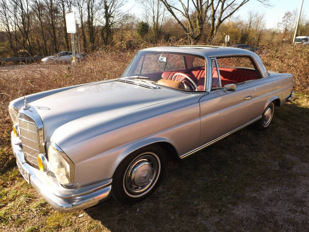 Dieses Foto zeigt den Mercedes-Benz 220 SE/b Coupé (W111), einen Oldtimer aus dem Jahr 1963, der aktuell bei My Next Classic zum Verkauf angeboten wird. Es handelt sich um eine deutsche Erstzulassung aus erster Hand, restauriert und erst 26.332 km gelaufen.