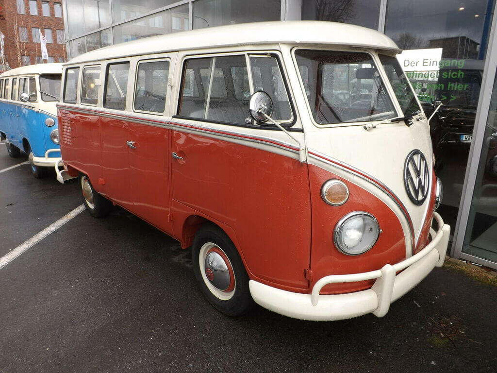 Dieses Foto zeigt den Volkswagen T1, einen Oldtimer aus dem Jahr 1964, der aktuell bei My Next Classic zum Verkauf angeboten wird. Der Fensterbus - die "Kult-Kiste" kommt aus Brasilien, ist verzollt und bereit für den TÜV.