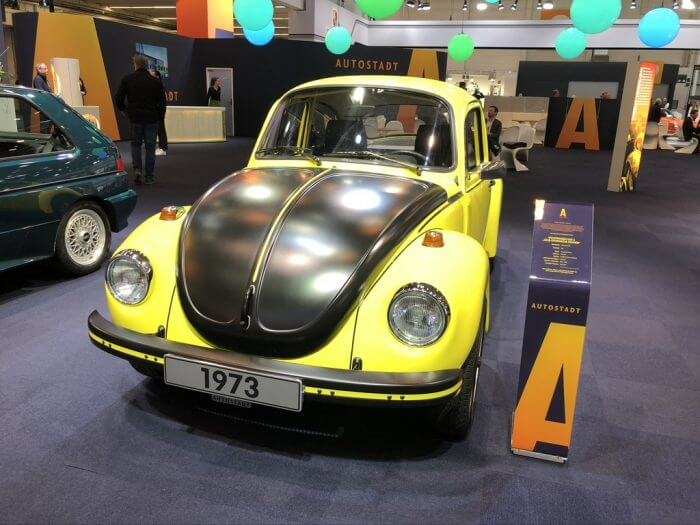 Dieses Foto zeigt einen VW Käfer-Oldtiimer, der auf der Techno Classica ausgestellt wurde..
