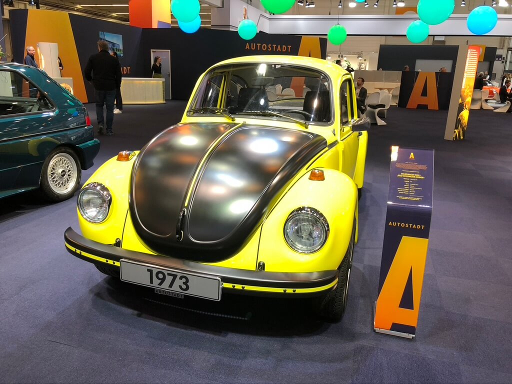 Dieses Foto zeigt einen VW Käfer-Oldtiimer, der auf der Techno Classica ausgestellt wurde..