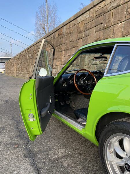 Dieses Foto zeigt einen Datsun 240 Z. Die offene Fahrertür gewährt einen kleinen Einblick in den Innenraum des Fahrzeuges. Ein wahrer Hidden Classic abseits des Mainstreams.