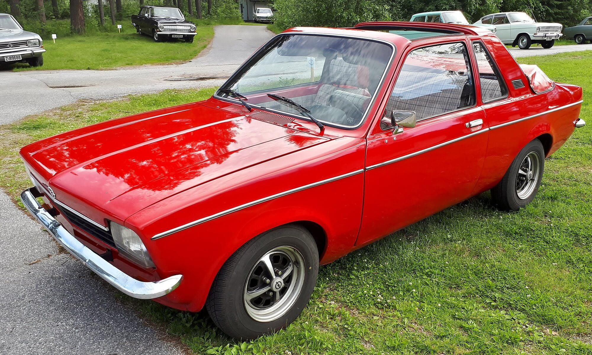 Dieses Foto zeigt den Hidden Classic Opel Kadett Aero in rot.