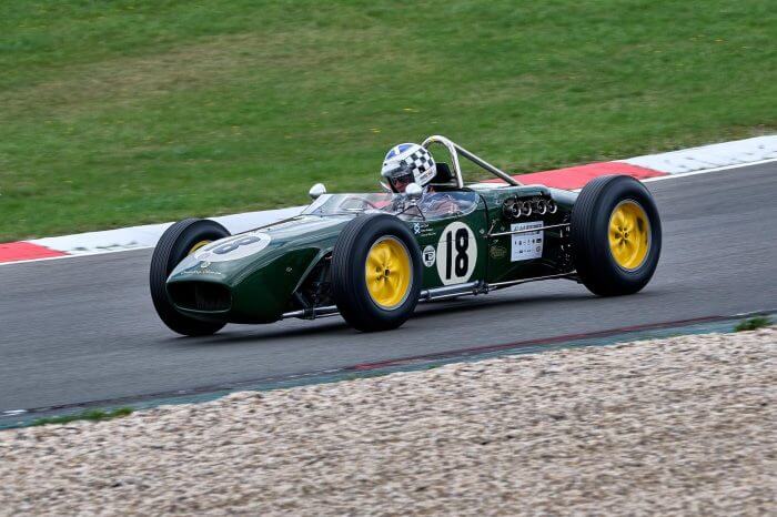 Dieses Foto zeigt einen grünen Oldtimer-Rennwagen beim Event Nürburgring Classic.
