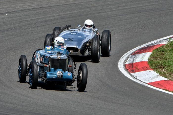 Dieses Foto zeigt zwei blaue Oldtimer-Rennwagen beim Event Nürburgring Classic.
