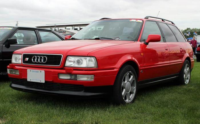 Dieses Foto zeigt einen roten Audi Avant S2, der 2023 zum Oldtimer avanciert.