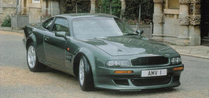 Dieses Foto zeigt einen grünen Aston Martin Virage Vantage, der 2023 zum Oldtimer avanciert.