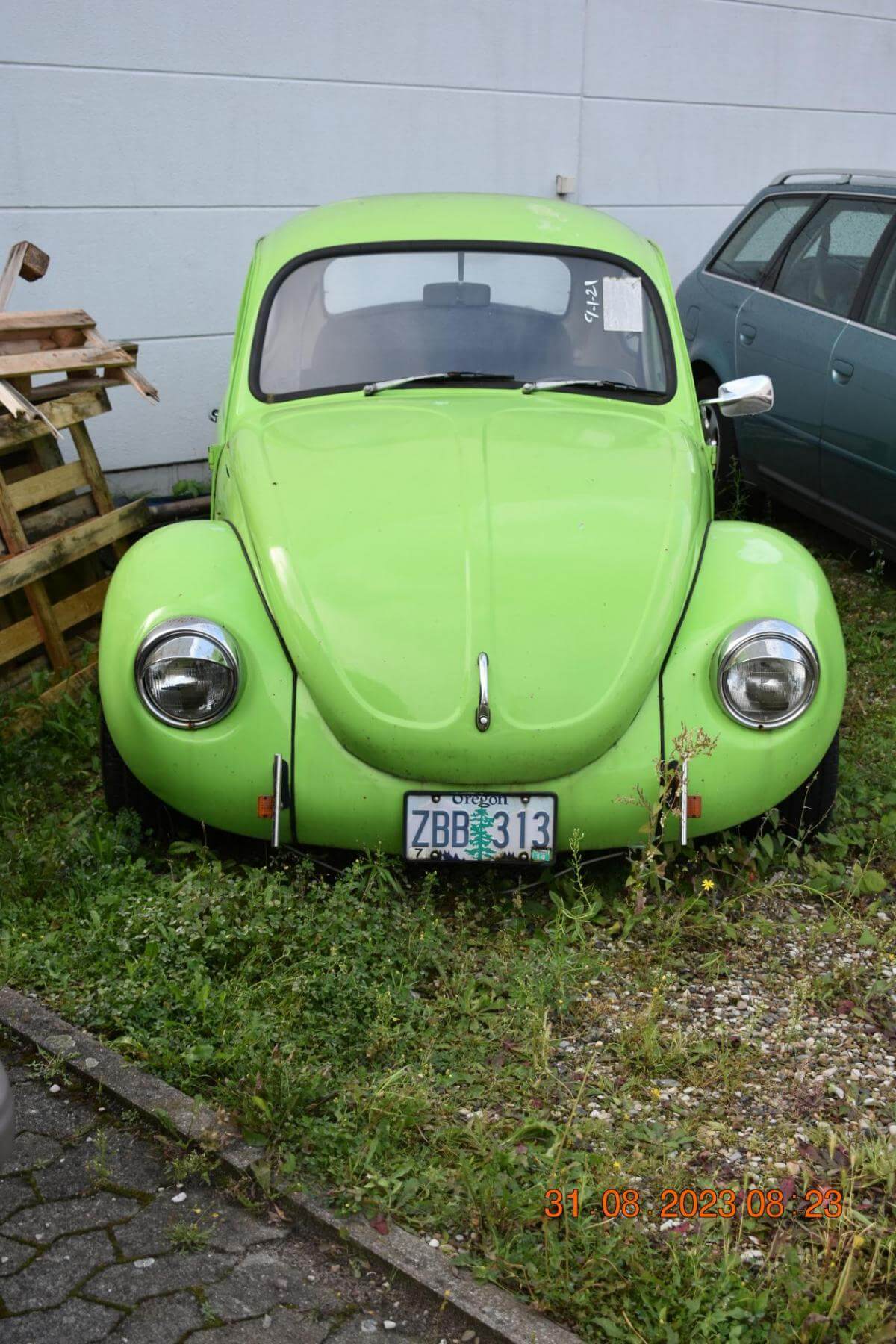 Dieses Foto zeigt den Volkswagen Käfer, einen Oldtimer von 1971. Hier handelt es sich um ein US-Model, ein Sonderumbau. Starte jetzt Dein nächstes Restaurationsprojekt und biete mit! Ersatzteile sind ausreichend vorhanden.